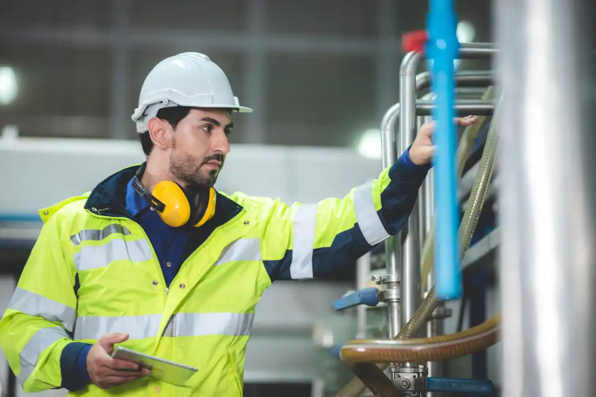 How modern maintenance apps help facility managers train new technicians