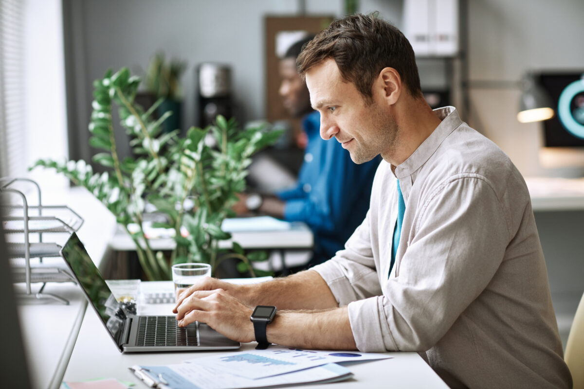 Real-time monitoring for workplace systems: Alerts, dashboards, and incident response